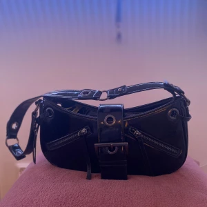 Svart axelväska - Snygg svart axelväska! sparsamt använd, inga defekter💕