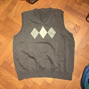 Grå väst från UNIQLO - Grå väst från UNI QLO i storlek L / XL