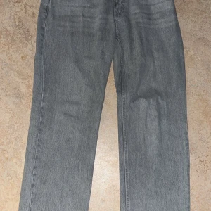 Grå jeansbyxor - Gråa jeans från Gina tricot 