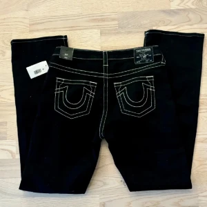 true religion jeans 🖤 - jeans i modellen becca från true religion. är 176 för referens. helt nya med tag (likadana på bilderna) ok att köpa direkt 🖤