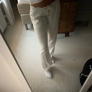 Vita linnebyxor från Roxy - Säljer mina vita linnebyxor ifrån Roxy i storlek S