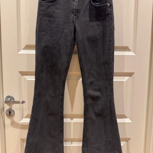 Svarta bootcut jeans från 157 - Snygga svarta bootcut jeans från 157 i storlek S. De har låg midja och en klassisk dragkedja framtill. Perfekta för en stilren look.