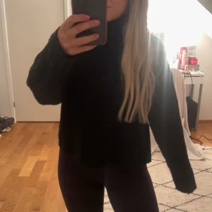 Svart polotröja - Säljer en stilren svart polotröja med långa ärmar. Perfekt för kyligare dagar och enkel att matcha med olika outfits.