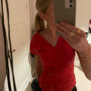 Röd blus  - Snygg röd blus. 