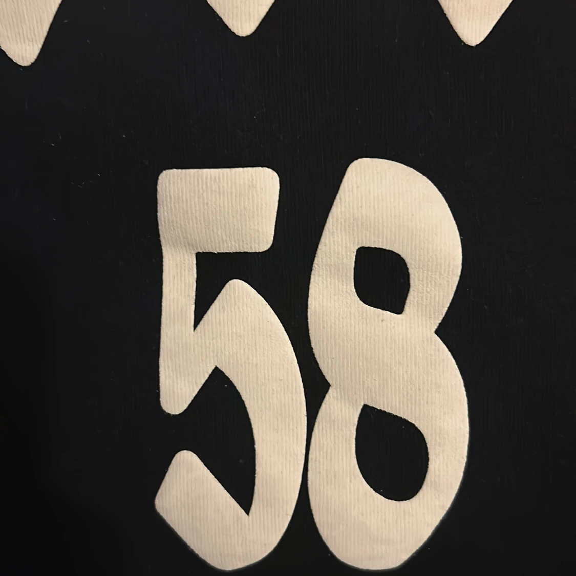 Svart t-shirt med tryck 'smg 58' - 93