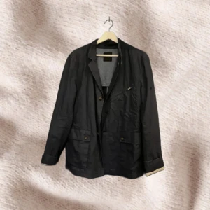 Field Jacket - Säljer nu min väldigt snygga tunna BluePrint Field Jacket i strlk: | M | som är perfek nu t hösten🧥 Ny pris: 1299kr Mitt pris: 379kr 🤩 | Pris kan diskuteras vid snabb affär | ! Bara att skriv om ni har några frågor  ⚠️Endast seriösa köpare