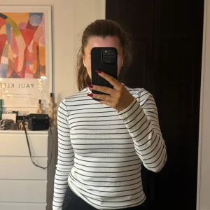 Randig långärmad tröja från BikBok - Säljer en stilren randig tröja från BikBok i storlek S. Tröjan är vit med svarta ränder och har långa ärmar. 