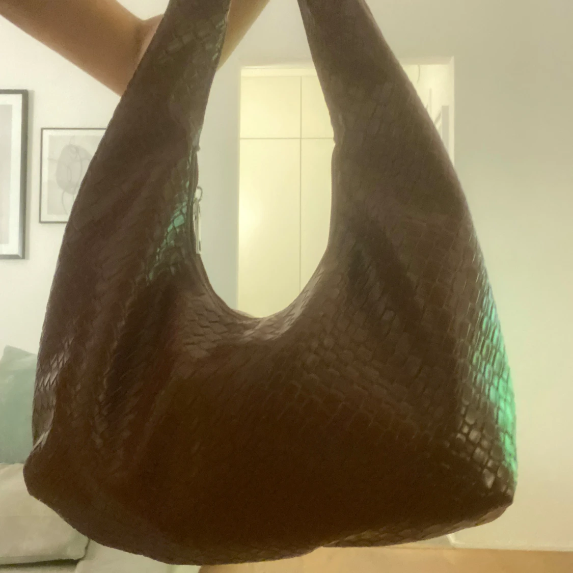 Vinröd axelväska i syntet - 91