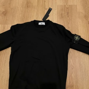 Svart tröja från Stone Island - Säljer en stilren svart tröja från Stone island 