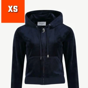 Marinblå velour hoodie från Juicy Couture - Säljer en marinblå velour hoddie från Juicy Couture. Jag själv har inte haft användning av denna. Den köptes vintern 2023 för 1200kr men säljs nu för 500kr. Den är i bra skick och det finns inga tecken på använding. 