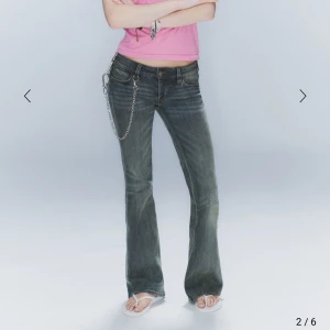 Bootcut jeans från Cheap Monday - Snygga bootcut jeans från Cheap Monday i en klassisk blå färg. De har låg midja. Helt nya och oanvända!😊