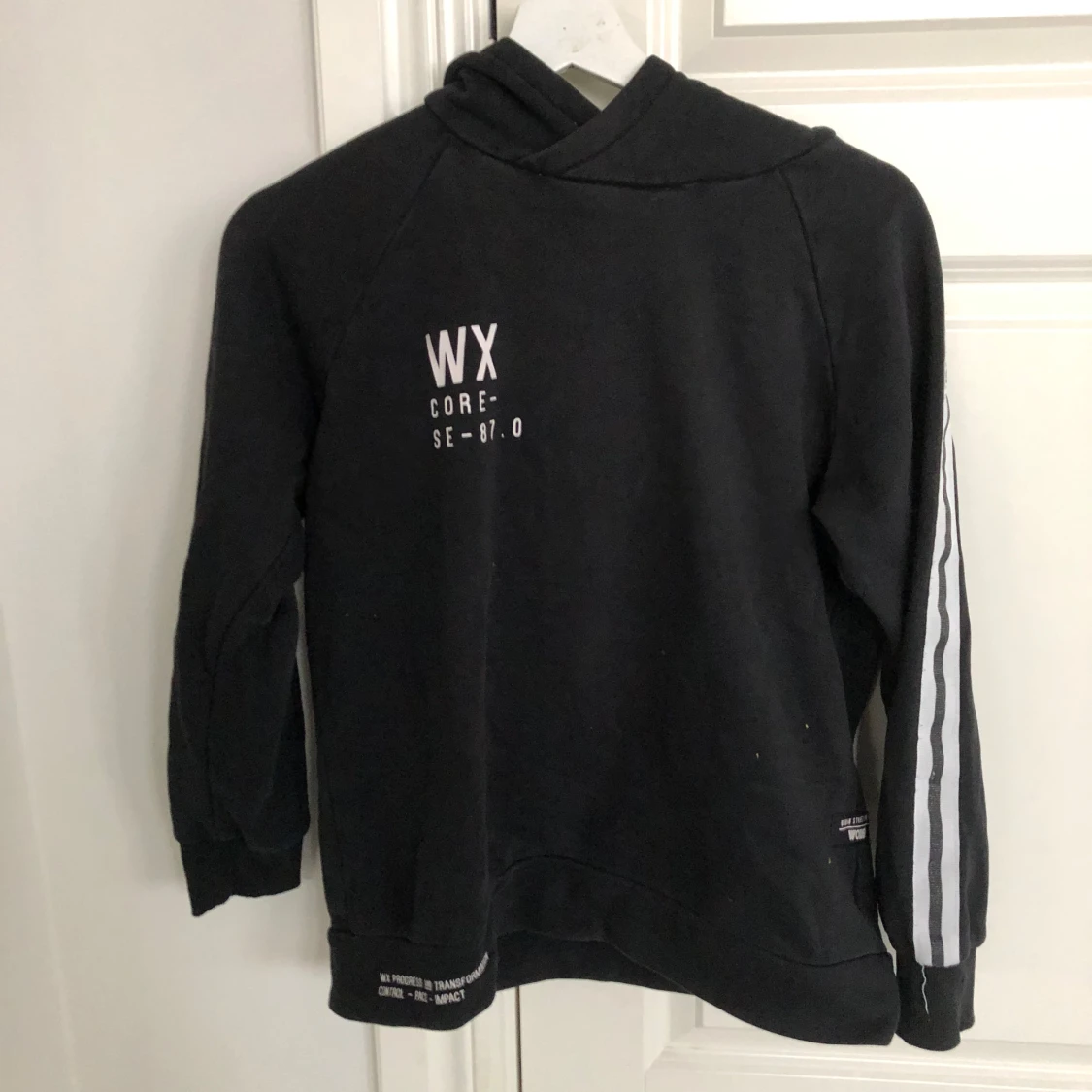 Svart hoodie med tryck och ränder