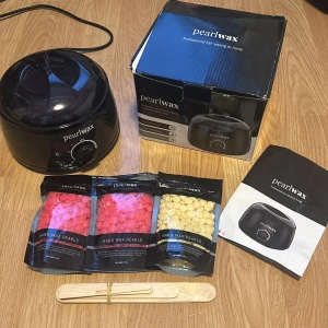 Vaxvärmare och hårdvaxpärlor - Säljer en Pearlwax vaxvärmare med tre påsar hårdvaxpärlor i rosa och gult. Perfekt för hemmabruk med enkel temperaturreglering. Inkluderar även träspatlar i tre olika storlekar för applicering. Allt du behöver för en smidig vaxning hemma. En påse vaxpärlor är öppnade men det mesta är kvar. Provad en gång och inte använd efter det 💗