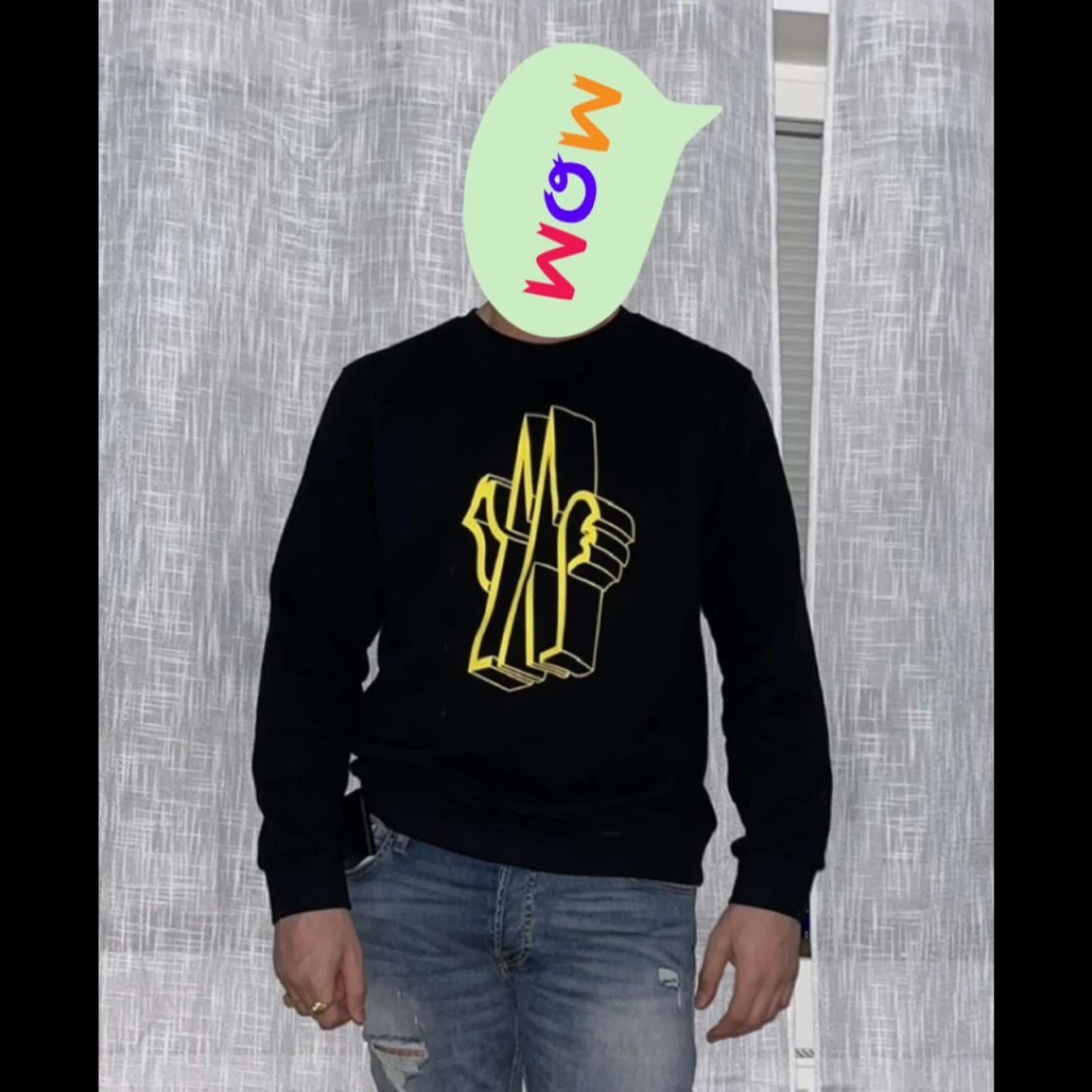 Svart sweatshirt med gult tryck från moncler