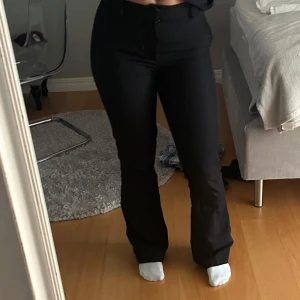 Svarta bootcut kostymbyxor - Snygga svarta kostymbyxor from bikbok
