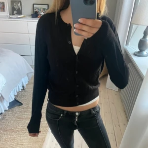 svart kofta  - jättesöt, fint skick. Storlek L men är lite mindre i storleken skulle jag sagt.