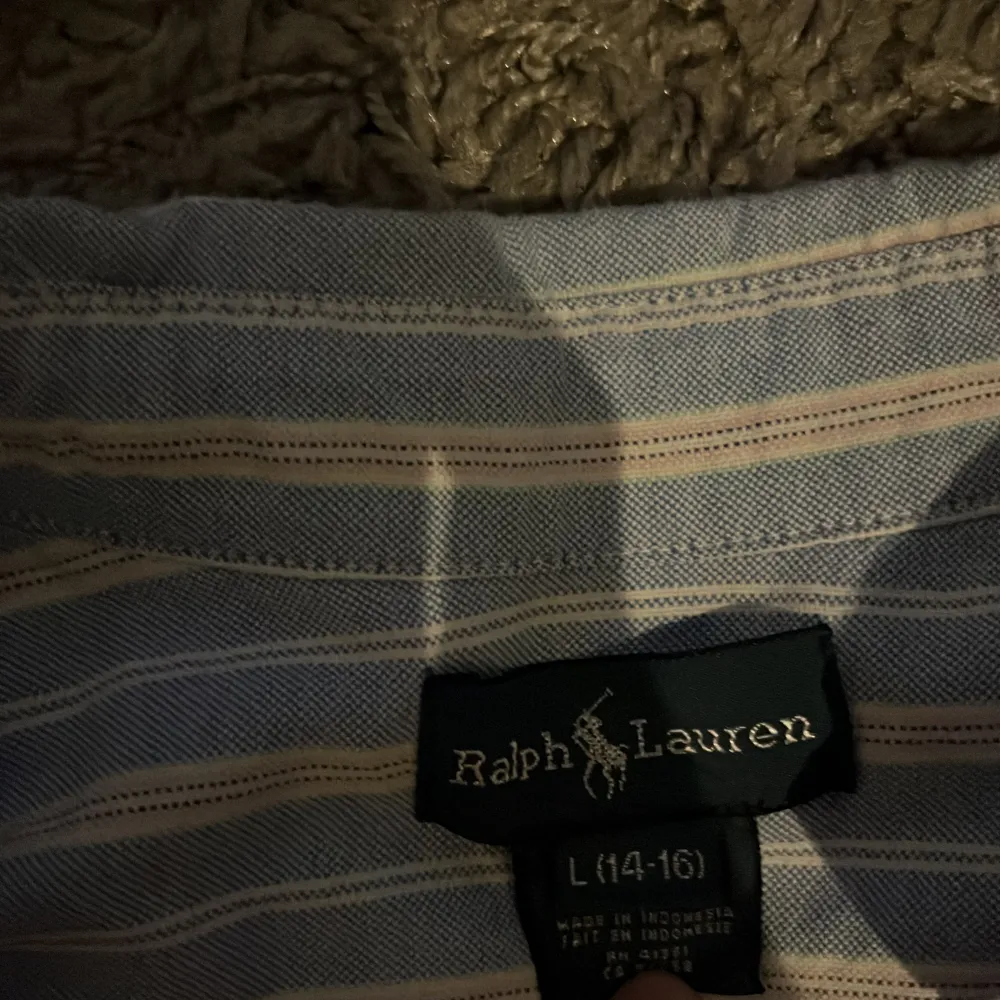 Säljer en asfet skjorta från Ralph lauren. Det är väldigt bra skick 9/10 knappt använd och är i storlek 14-16 S hör av er vid minsta fråga/fundering //Calle. Paidat.