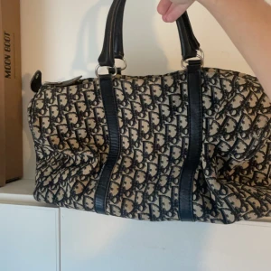 Dior Boston / Bowling väska🎀 - Jättefin autentisk vintage dior väska! Ca 37cm. Vintage men trots det i fint skick! Finns lite tecken på att den kan va lite sliten, men enbart minimalt som inte stör ögat💗Har ni frågor så är det bara att skriva!💗