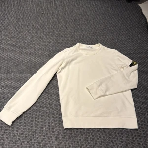 Stone Island Sweatshirt - Hej säljer denna Stone Island tröjan, som knappt är använd i storlek M men passar dessutom S. Köpt från Johnells för 2800kr.