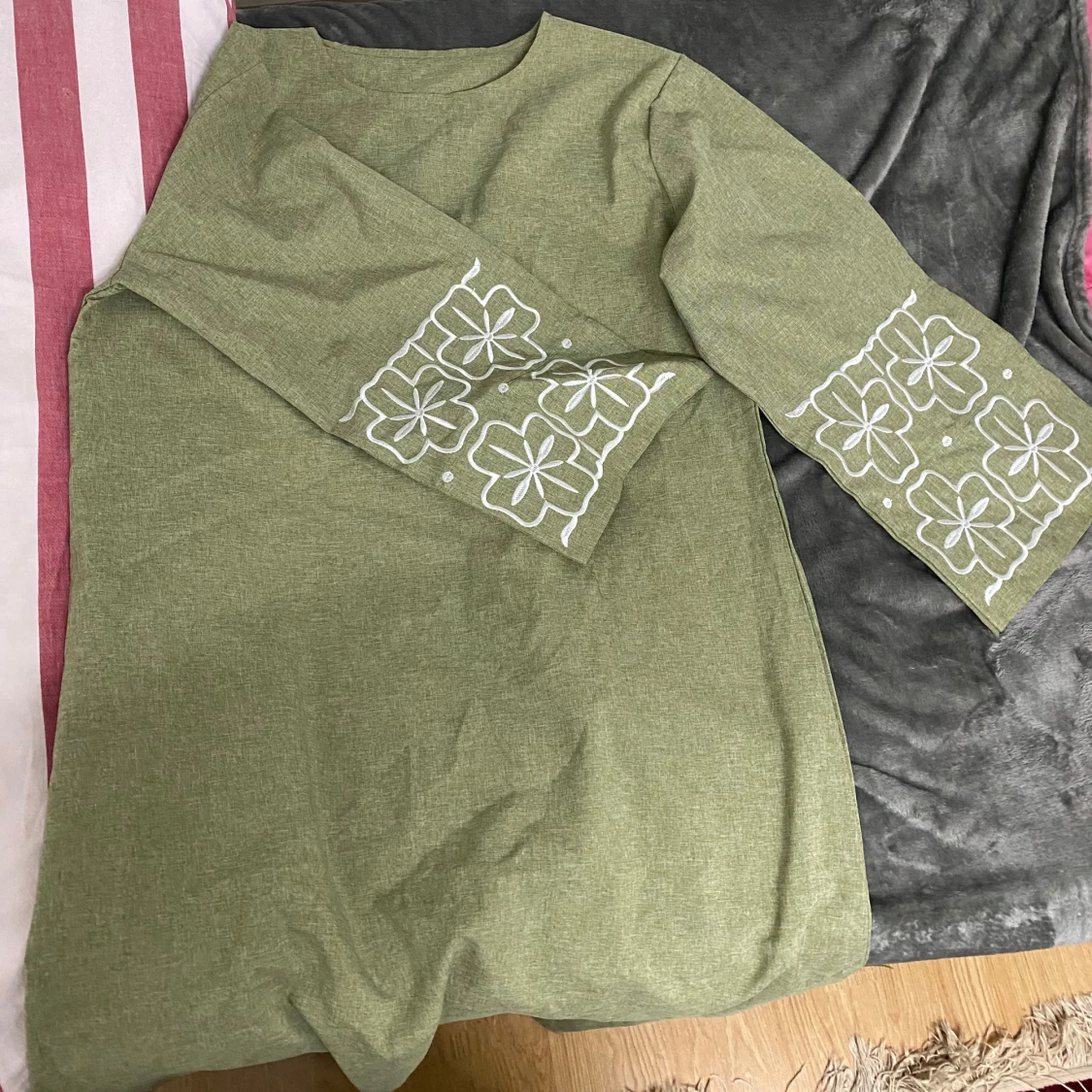 Grön abaya med blommigt mönster