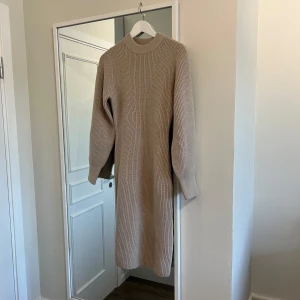 Beige stickad klänning - Säljer min beiga stickad klänning med långa ärmar och ribbad design. I storlek S, super mjuk inte alls stickig