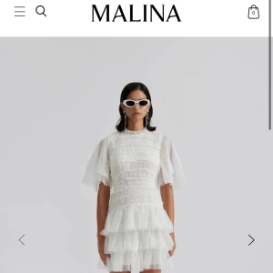 🤩🤍Vit klänning från By Malina🤍🤩 - Super snygg vit klänning från BY MALINA, vilket är ett väldigt exklusivt märke. Denna kan man ha till studenten, fest eller andra högtider. Jag kan sälja denna efter min student så tidigast kan jag skicka 5 juni. Den kommer andvändas bara en gång så den är i jätte nyskick. Ny pris: 5000⭐️pris nu: 2000 alltså 60%💸