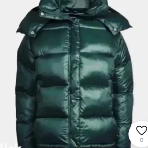 Grön pufferjacka pris kan ändras  - Snygg grön pufferjacka med hög krage och dragkedja. Perfekt för kyliga dagar med sin vadderade design som håller dig varm och bekväm.