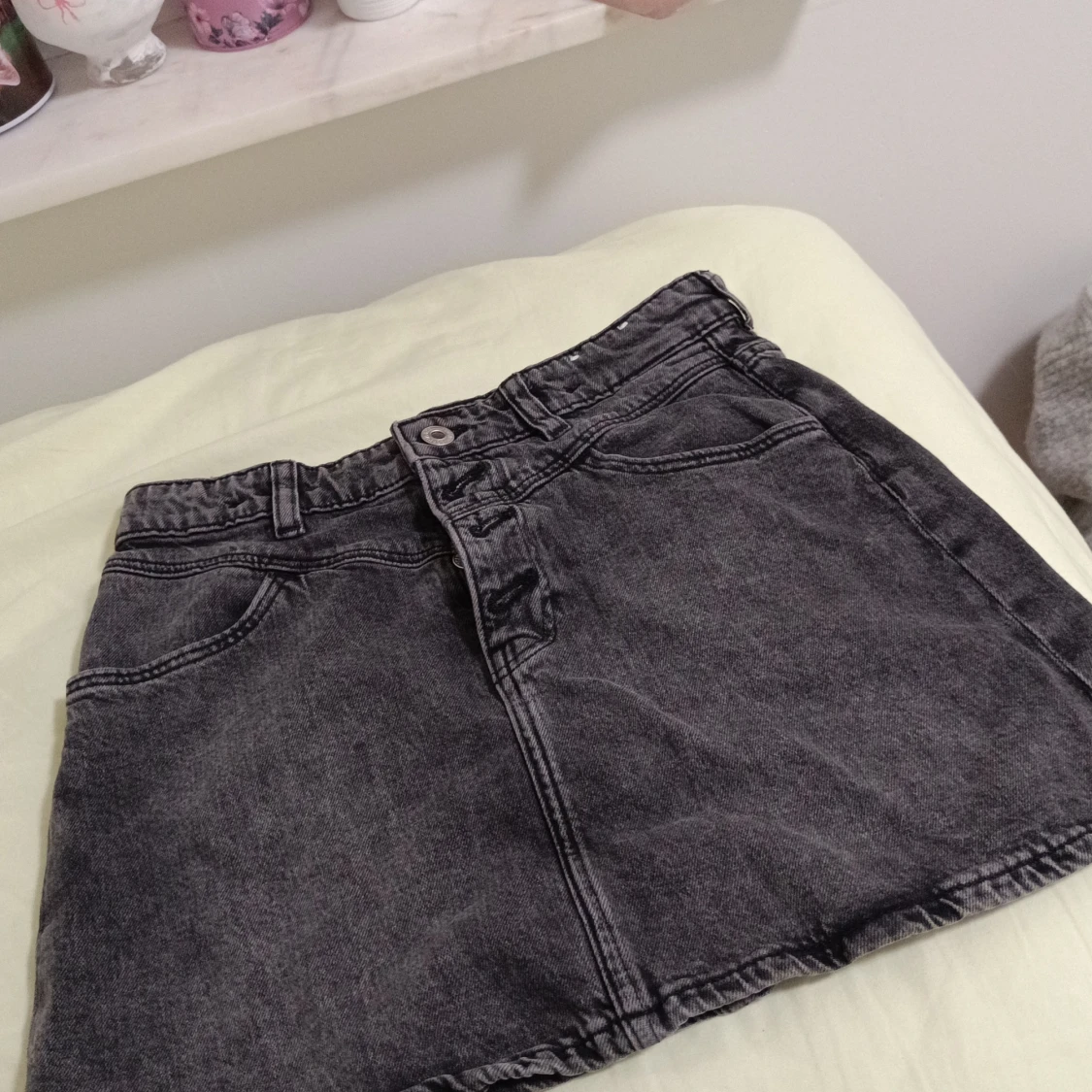 Grå jeanskjol som har aldrig använts  - 92