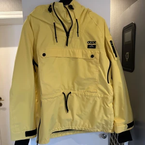 Gul skidjacka från Dope - Säljer en gul skidjacka från Dope med huva och flera praktiska fickor. Använd 1 gång för 2 år sedan så skicket är som nytt. Perfekt nu inför vintern🤩 Det är en S men är oversize så passar även M. 