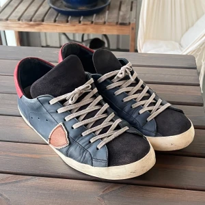 Philippe Model - Storlek 43, helt okej skick. PM vid fler frågor!