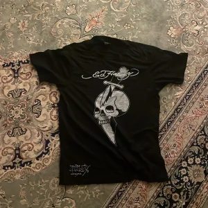 Ed Hardy t shirt - Snygg svart t-shirt från Ed Hardy perfekt skick endast använd 2-3 ggr