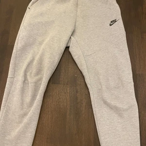 Grå mjukisbyxor från Nike - Tjenare!!! Säljer just nu mina Nike tech byxor då dom är för små de är inga skador på dom priset är ej hugget i sten