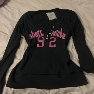 Abercrombie & fitch  - Använder är osäker om jag vill sälja men om jag får ett bra budget kan jag sälja, jätte fin inget skadat, skriv innan om du vill köpa eller vid frågor. BOR DU I STHLM KAN VI MÖTAS UPP