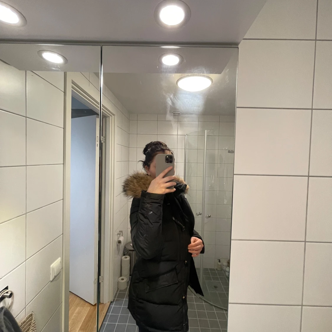 Svart dunjacka med päls från Hollies - 93