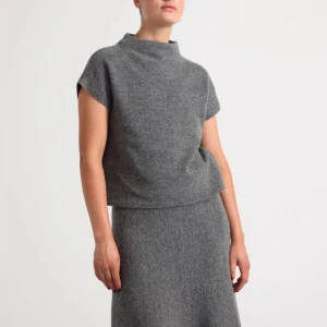 Grå ärmlös topp - Snygg grå ärmlös topp i mjukt material från Lindex🙌🏼