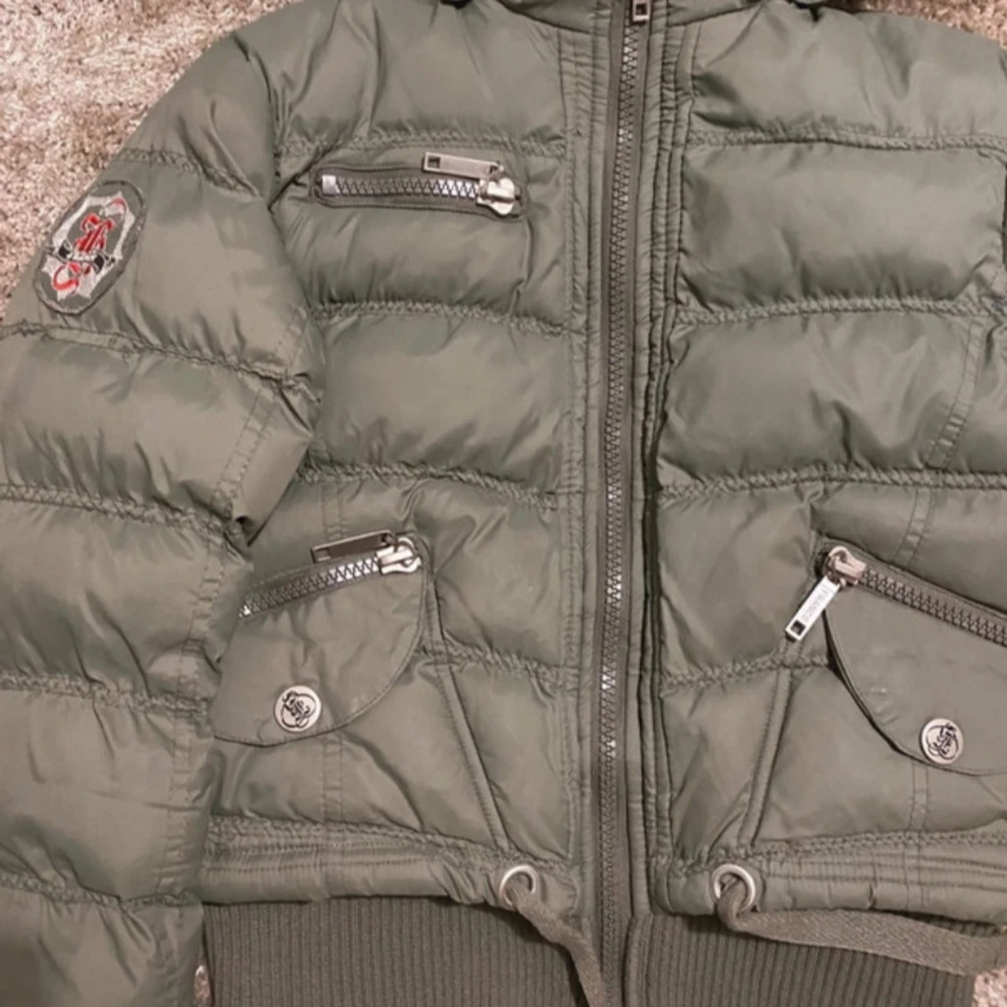 Grön dunjacka med pälskrage - 91