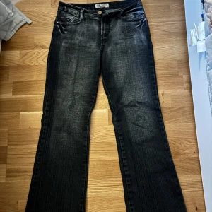 Svarta jeans från E.D Jeans - Säljer ett par svarta jeans från E.D Jeans i storlek 36. De har en snygg bootcut-stil och är i bra skick. Perfekta för både vardag och fest! 🖤