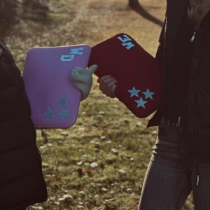 Datorfodral i 13 & 14 tum  - Hej, vi är ett Uf företag som erbjuder vattentåliga datorfodral i sex olika färger, färgerna som ni ser på bilden samt så erbjuder vi även färgen grå och svart. Man har även möjligheten att välja sina egna initialer på och 1-3  stjärnor💕 Ni kan kontakta oss här på plick men även  på instagram där vi heter : customcasedesigns_uf_ 