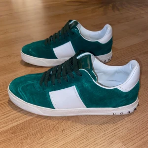 Valentino flycrew - Säljer nu dessa riktigt eftertraktade Valentino flycrews i färgen grön. Väldigt bra skick, nästan som nya. Alla nitar sitter kvat. Storlek 41,5 men passar även större som 42-42,5. Tveka inte att kontakta vid minsta lilla fundering. Pris går att diskueras 