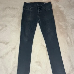 Dondup George  - Säljer ett par riktigt feta dondup jeans för endast 999 i ett riktigt fint skick. Storlek 34 och inga defekter, passar som w31 -32 eftersom dondups storlekar kan variera