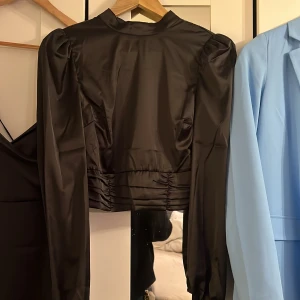 Blus  - en fin svart blus ifrån shein. aldrig använd, var lite för liten för mig 