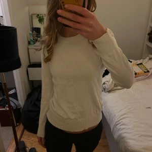 Vit tröja från Saint Tropez - Säljer en stilren vit tröja från Saint Tropez i storlek S. Tröjan har en klassisk design med långa ärmar och ribbade kanter vid hals, ärmslut och nederkant. Perfekt för en enkel och snygg look. Kontakta mig vid frågor 💕💕