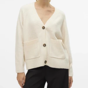 Kofta med fickor - Helt ny trendig kofta från Vero Moda, som jag säljer då den inte passar mig. Den är helt ny med prislapp!❣️ Jag säljer den för 400kr, nytt pris 449,95❣️