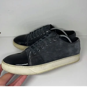 Lanvin - Säljer nu dessa riktigt snygga Lanvins i färgen Elephant Grey. Storlek 44 och skicket är 8,5/10. Lacken och mockan är i fint skick! Hör av er vid frågor!