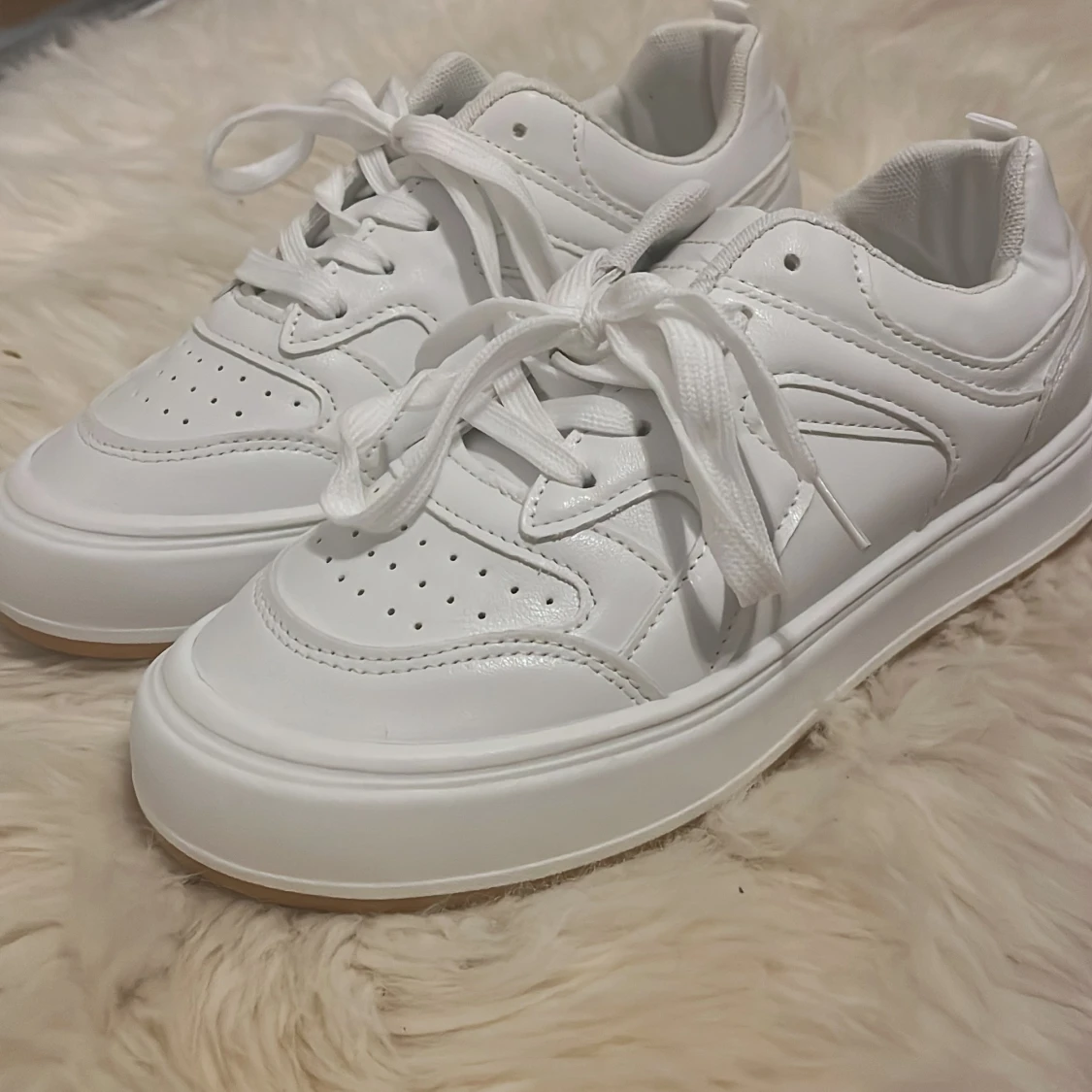 Vita sneakers med snörning - 90