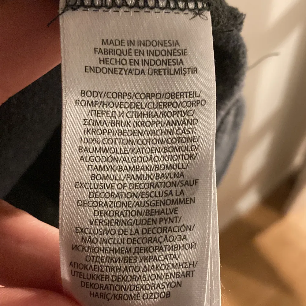 Tjo! Säljer nu denna riktigt feta Ralph lauren koftan perfekt till hösten🍁 || skick 9/10 knappt andvänd || strl M || kontakta vid funderingar🙌|| pris ej hugget i sten🪨👏. Tröjor & Koftor.