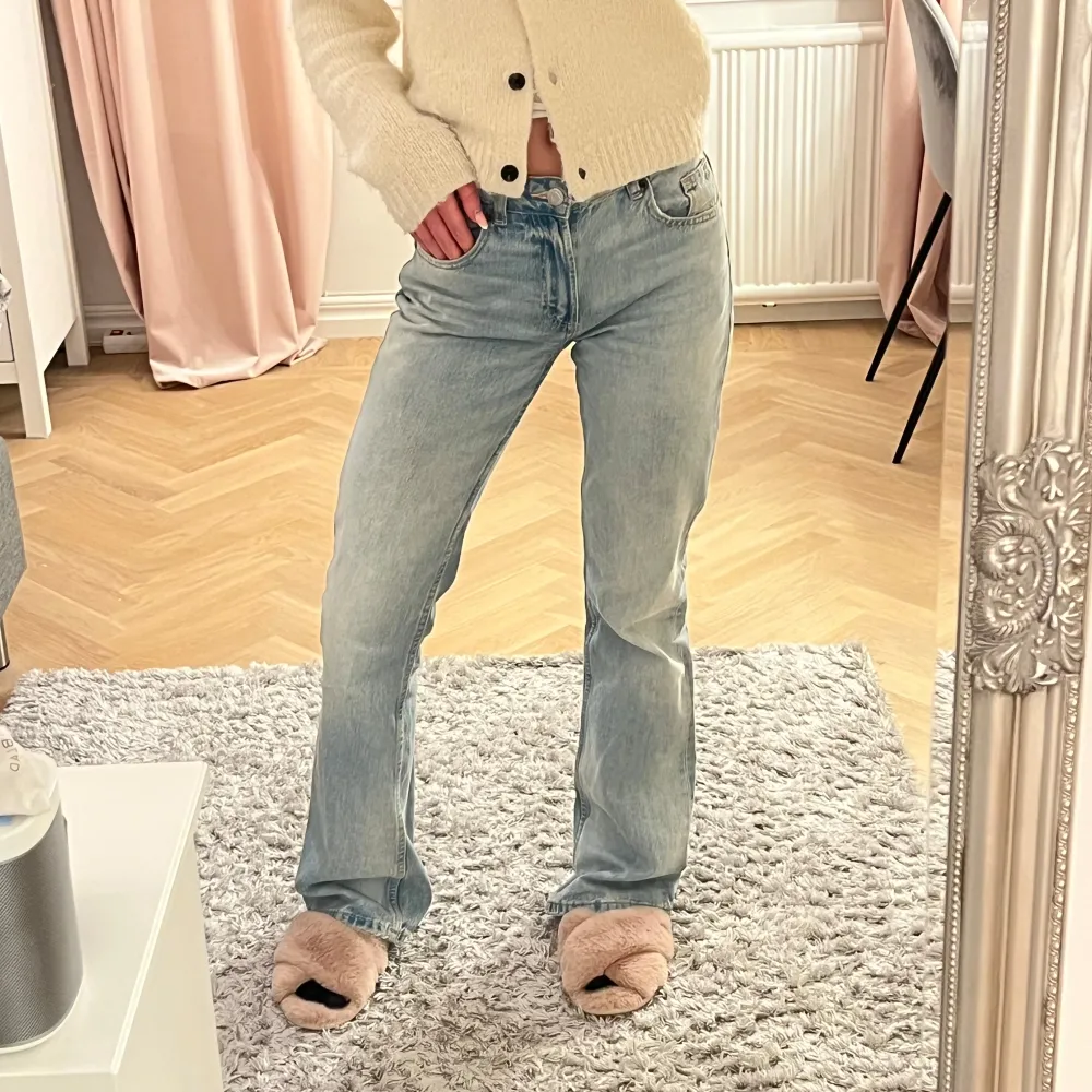 Säljer ett par  lågmidjade ljusblå jeans från Zara i storlek XS. Men passar även S, jag är 166cm och är väldigt bra i längden. De är perfekta för både vardag och fest. Jeansen är i mycket bra skick utan defekter☺️☺️. Jeans & Byxor.