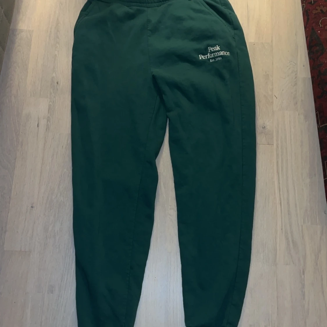 Mörkgrönt mjukis set från Peak Performance