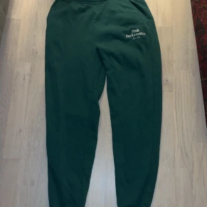 Mörkgrönt mjukis set från Peak Performance  - Säljer ett matchande grönt mjukis set från Peak Performance. Både hoodien och byxorna är väldigt elastiska och coola. Det är burit max 3 gånger, gillar inte färgen och tror att det passar någon annan bättre. Super mysigt nu under vintertiderna samt våren!