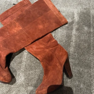 Bruna mockastövlar med klack - Snygga bruna stövlar i mocka med klack 